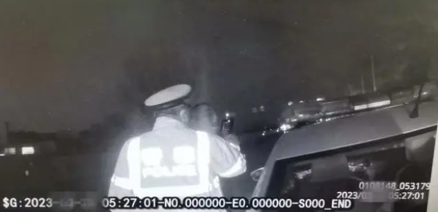 大貨車(chē)司機(jī)貪酒一杯砸了三十年“飯碗” 大貨車(chē)司機(jī)貪酒一杯砸了三十年“飯碗”