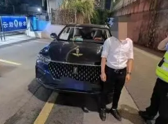 被查酒駕，他趕走代駕繼續(xù)開車，剛一轉(zhuǎn)角又碰上了執(zhí)勤交警