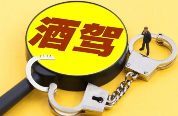 酒駕讓無駕照的女友來頂包……鄭州交警：罰！