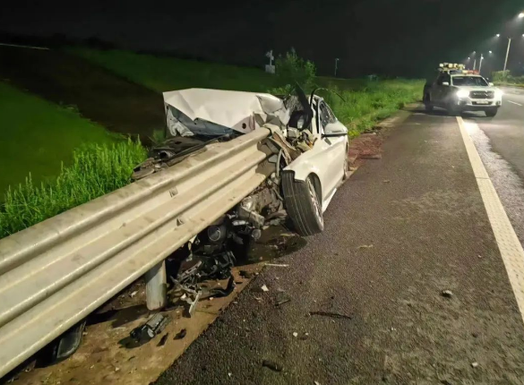 酒駕后別簽字，有用嗎？深夜，車頭“劈”成兩半！人不報警，車報了警......