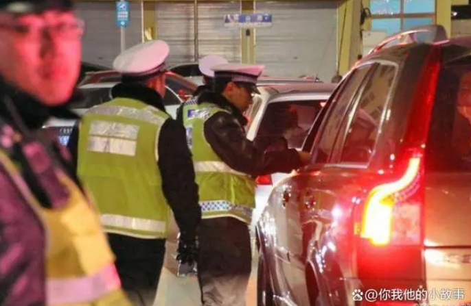 酒后叫代駕遇交警，河北男子大方打招呼并主動(dòng)接受檢測(cè)